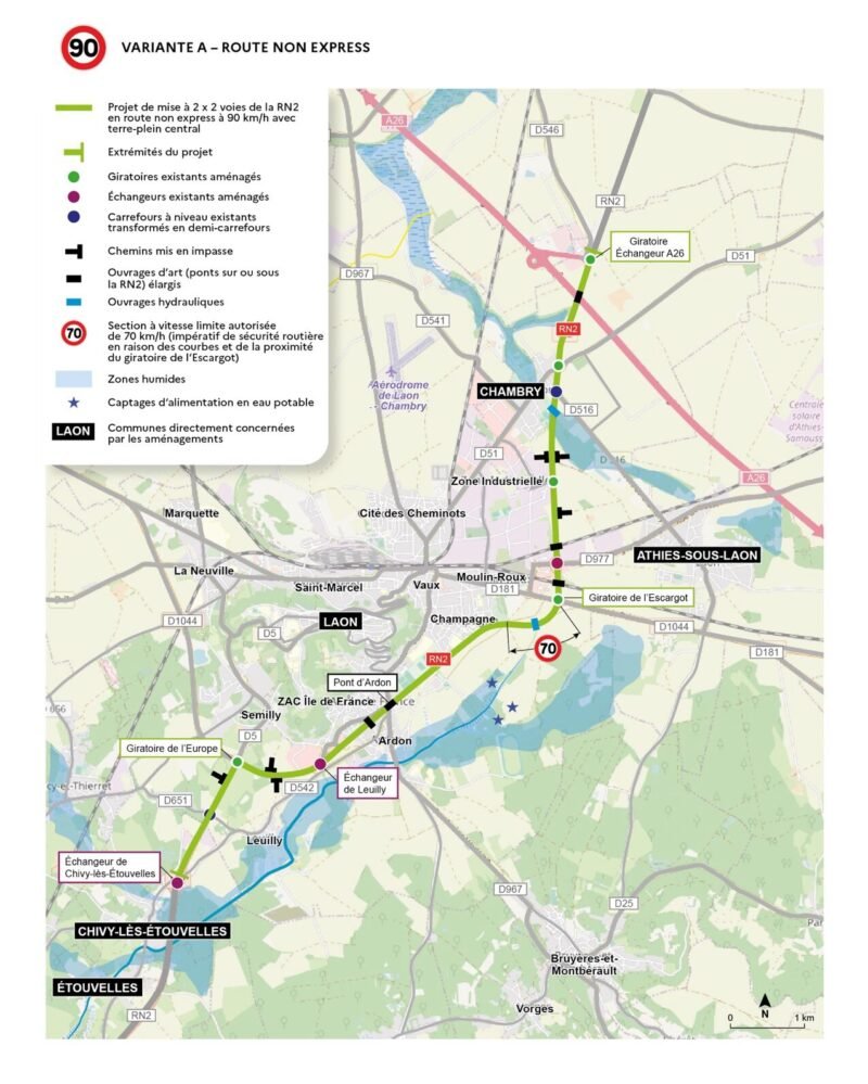 Plan de la variante A : tracé de la RN2 à 2x2 voies en route non express à 90 km/h, du sud de Chivy-lès-Étouvelles au giratoire de l’A26 à Chambry, avec les giratoires et échangeurs aménagés, les zones humides et les captages d’eau potable.